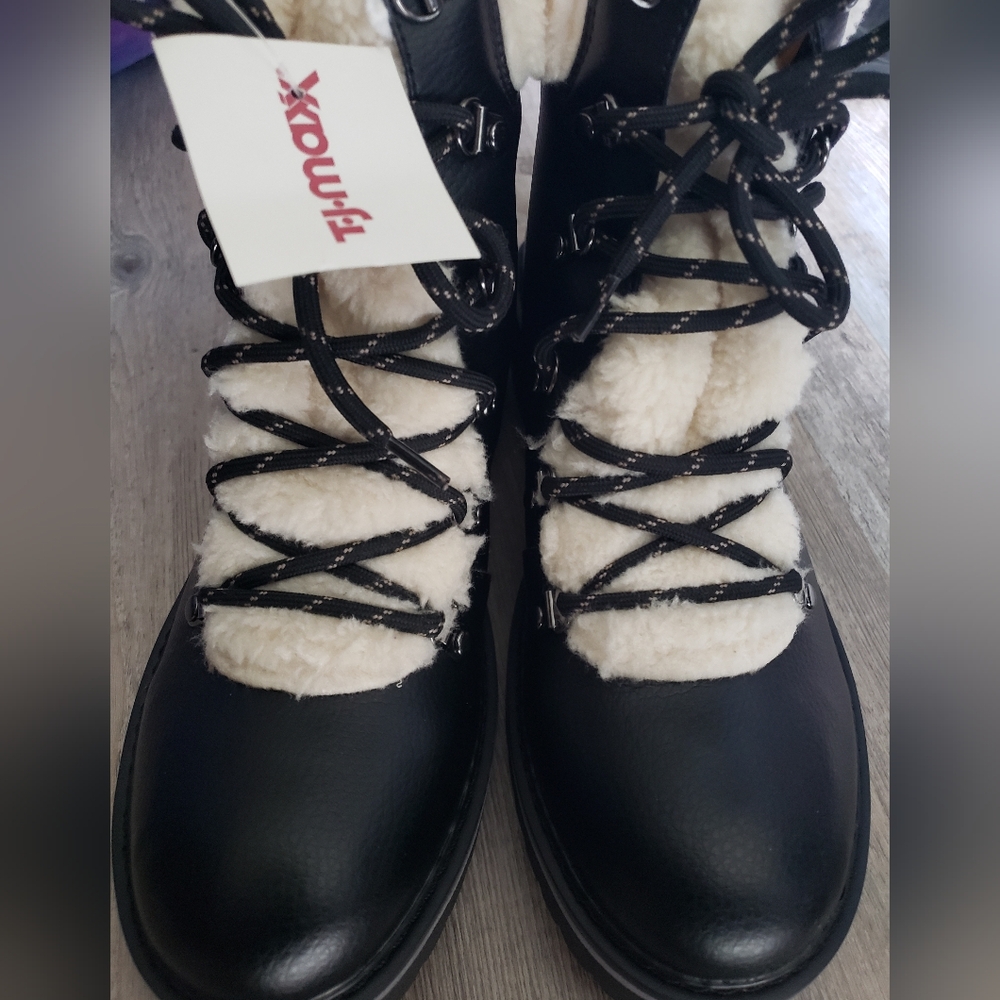 SOLD SOLD SOLD SOLD SOLD........Cute Lace Up Boots